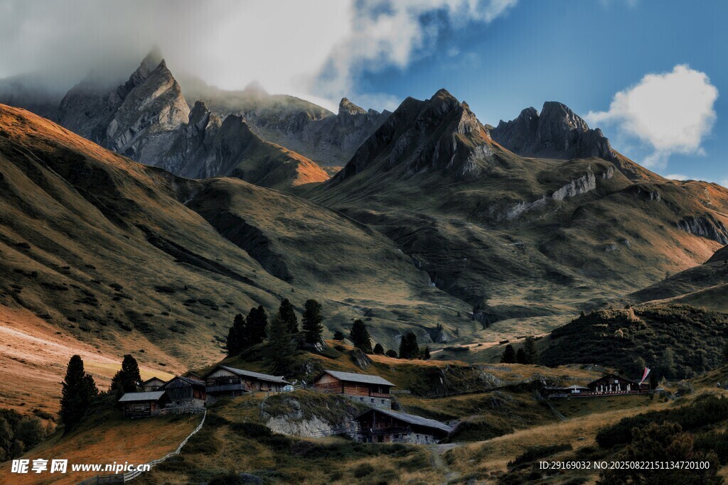 山间村落 壮美山景入画