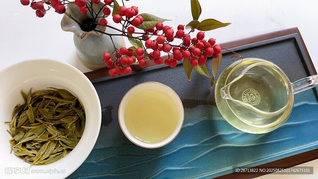 清新茶具与绿茶展示