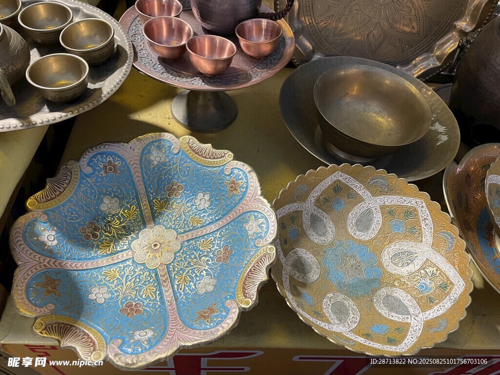 精美复古陶瓷餐具展示