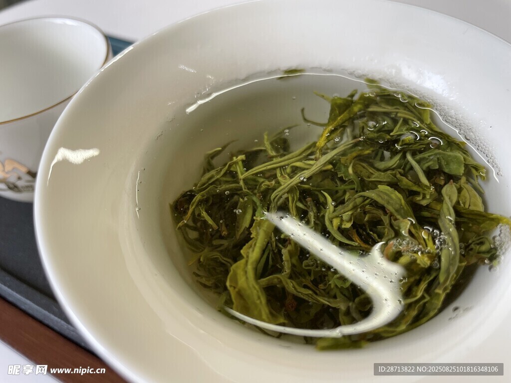 绿茶置于白盏中