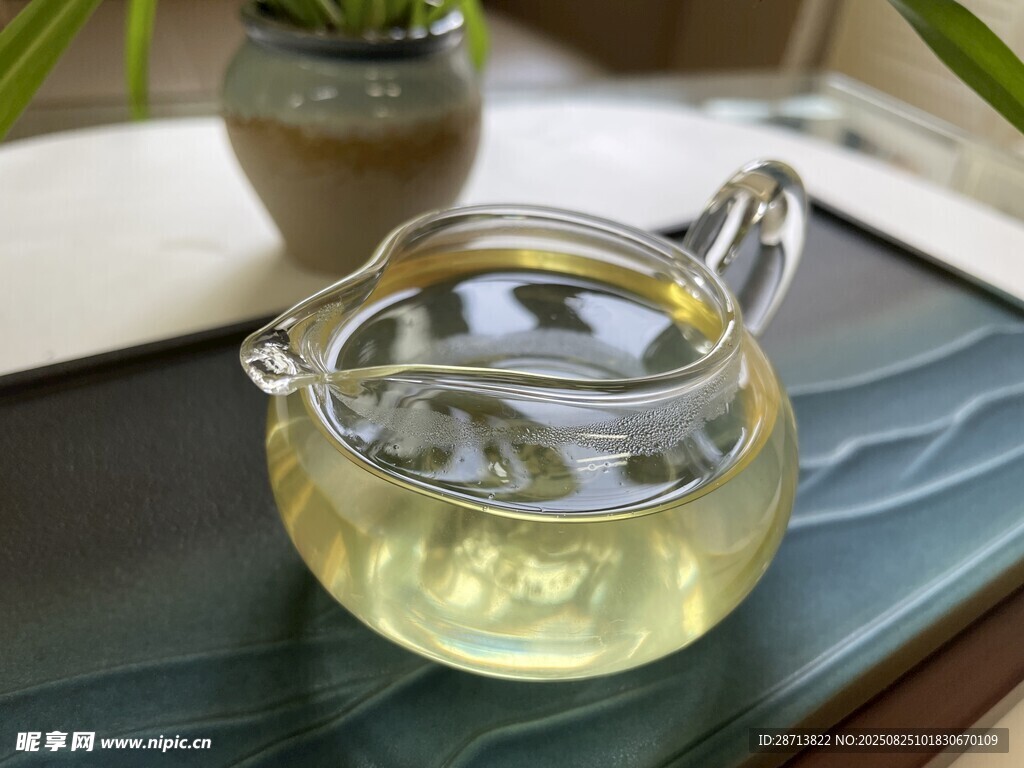 玻璃茶壶中盛着淡黄色茶汤