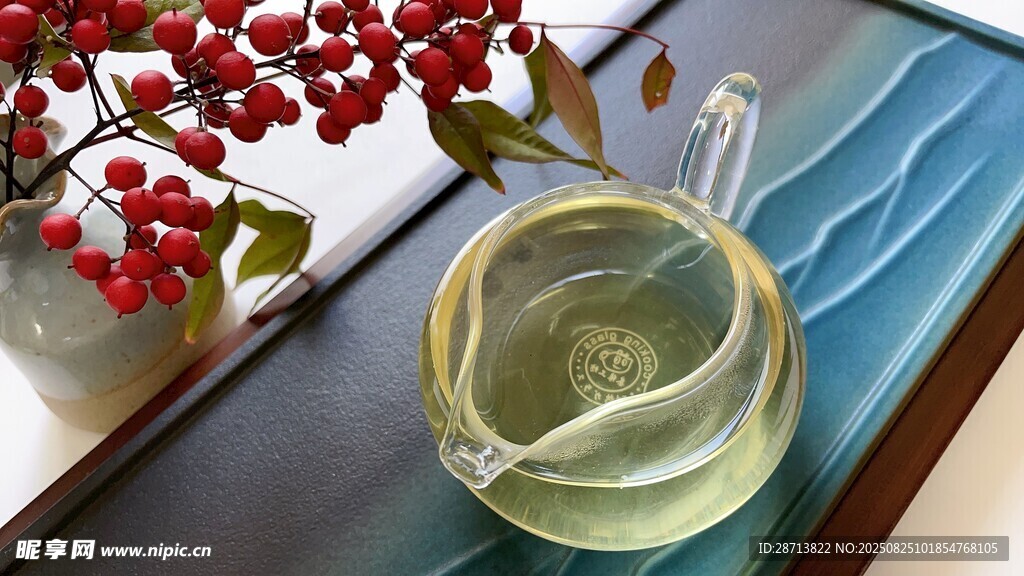 茶汤与红果的雅致场景