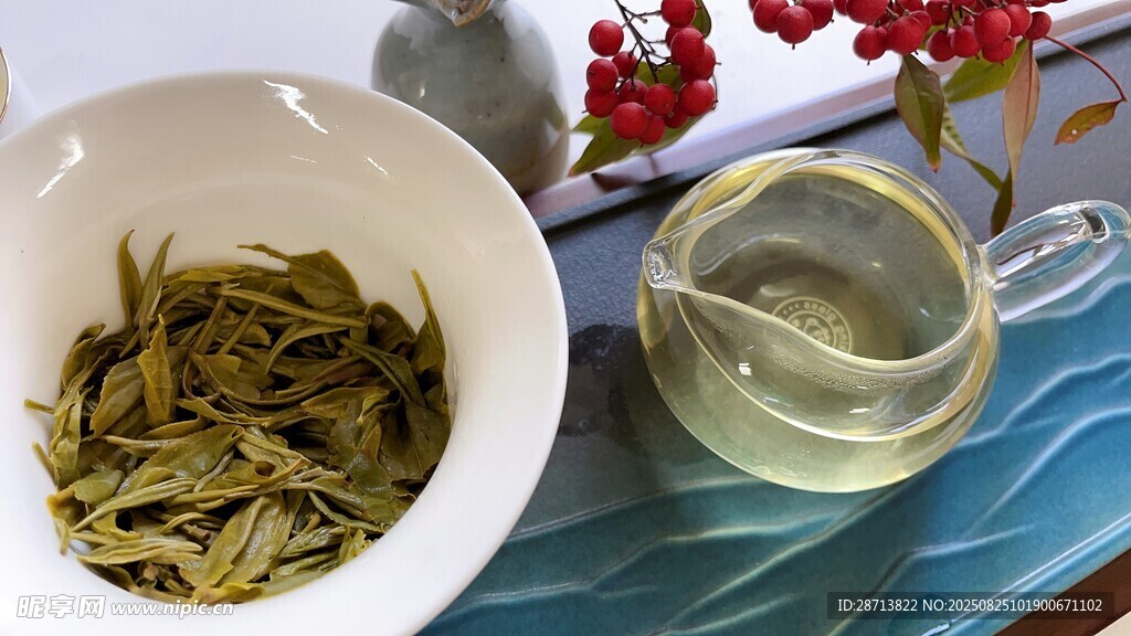 绿茶干茶与泡开茶汤展示