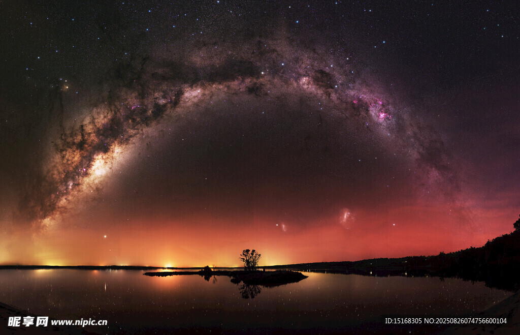 星空下的静谧湖畔美景