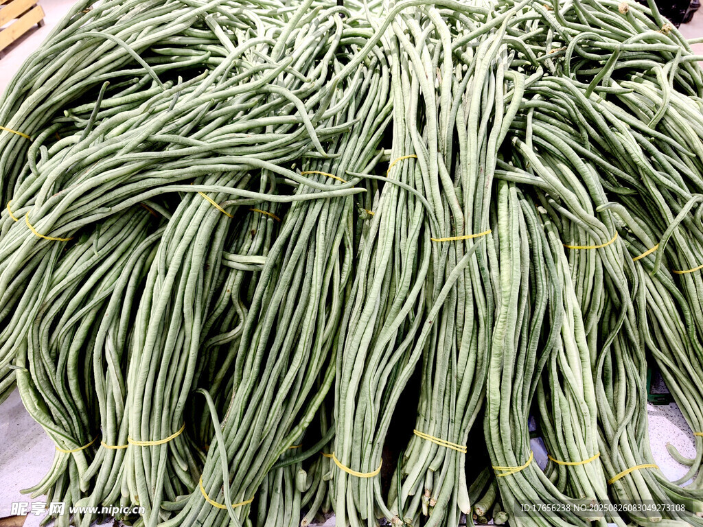 新鲜长豆角堆成小山