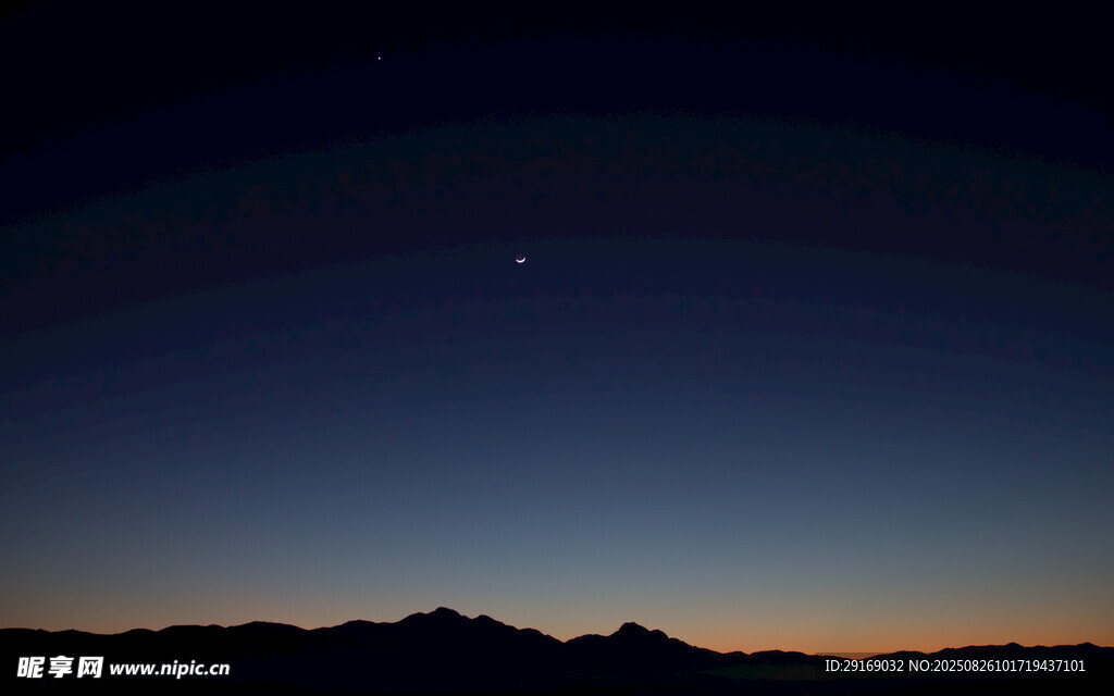 黄昏山峦间的夜空美景