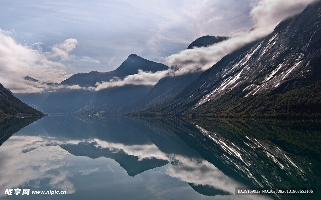 宁静山水间的绝美湖景