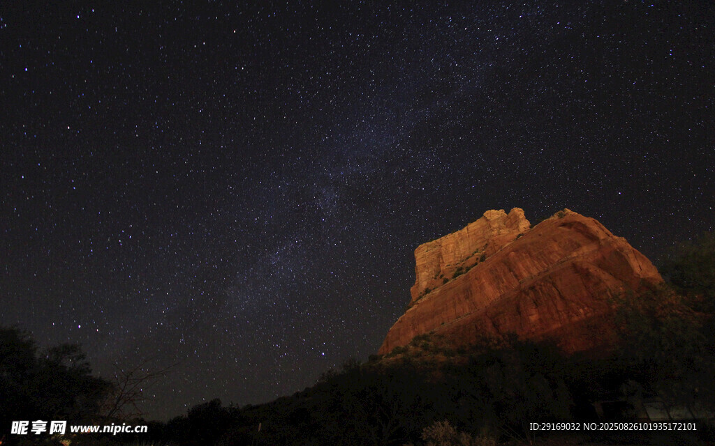 夜空下的壮丽红岩景观