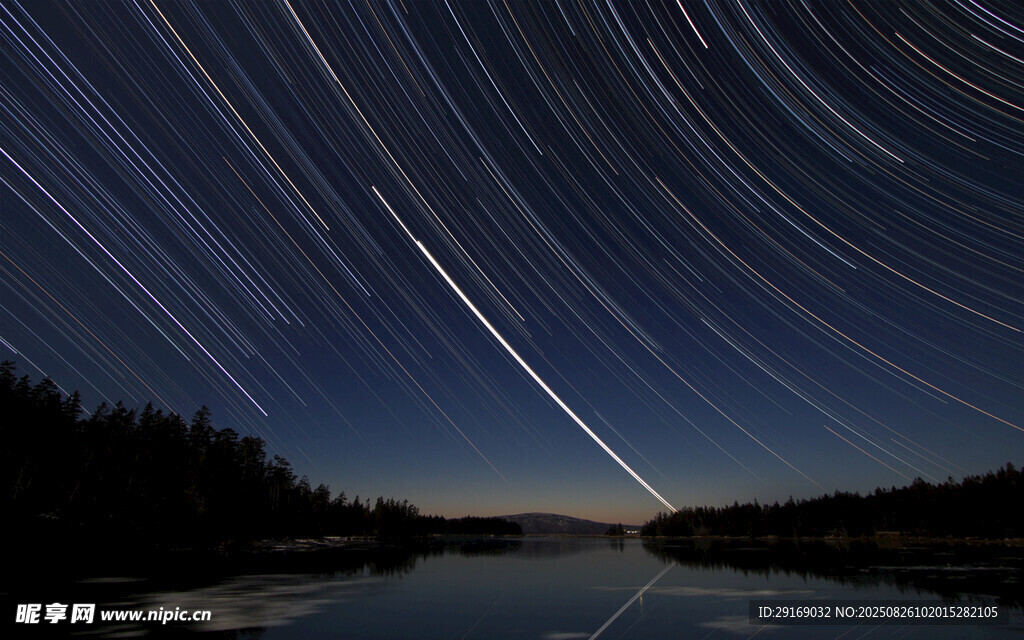 夜空流星划过静谧湖面