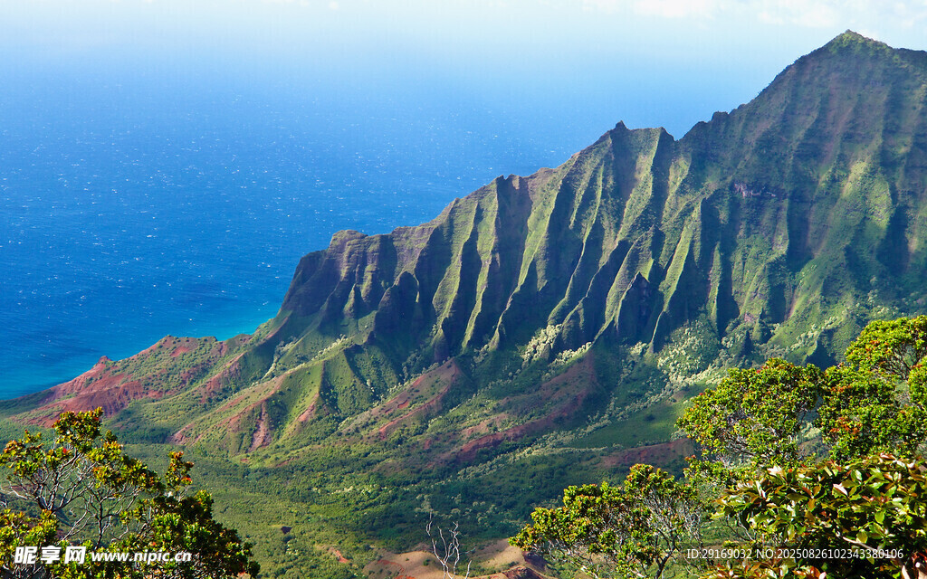 夏威夷壮美山峦与碧海景观