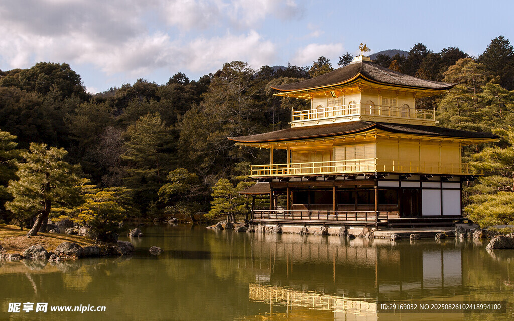 日本金阁寺湖畔美景