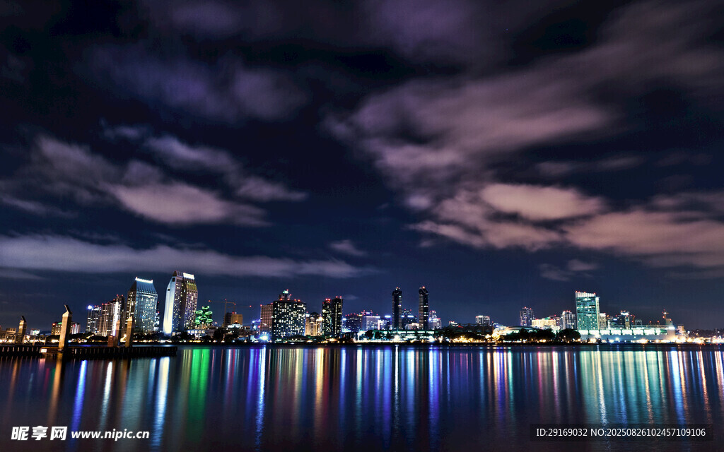 城市夜景下的绚丽水面倒影