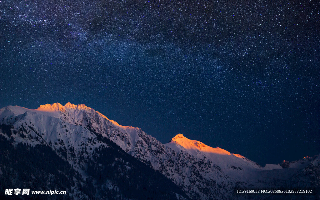 雪山之巅的璀璨星空