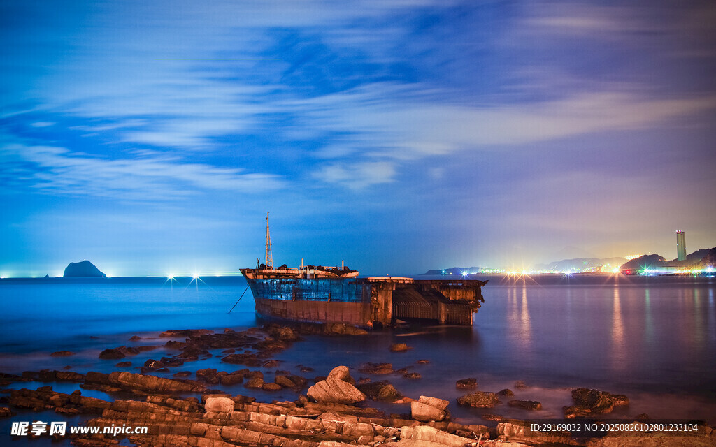 海边夜景中的废弃船只