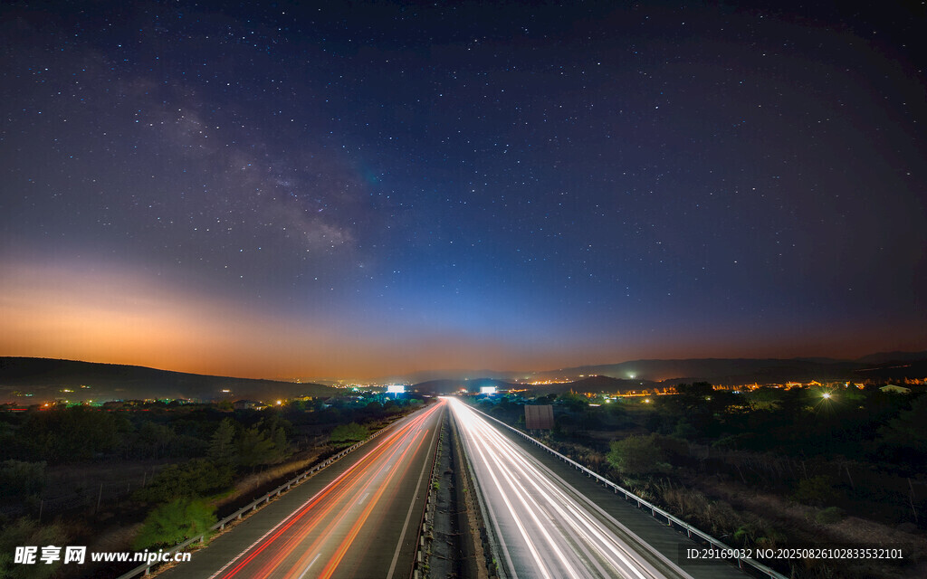 夜幕下的公路光影轨迹