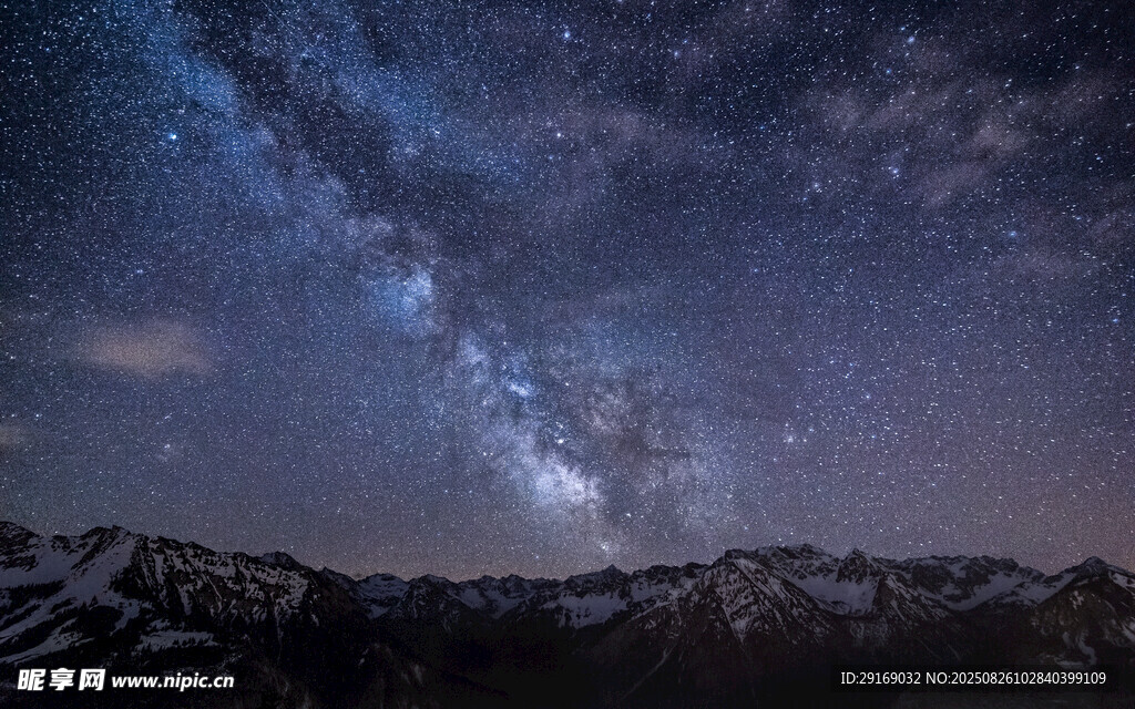 星空下的山脉壮丽夜景
