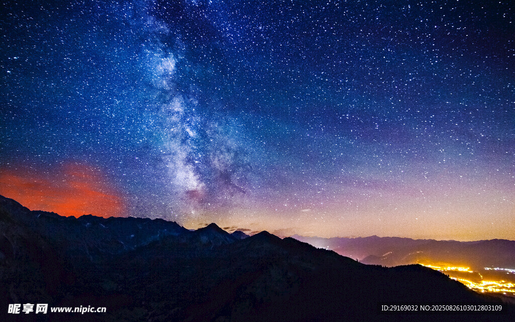 壮丽星空下的山峦夜景