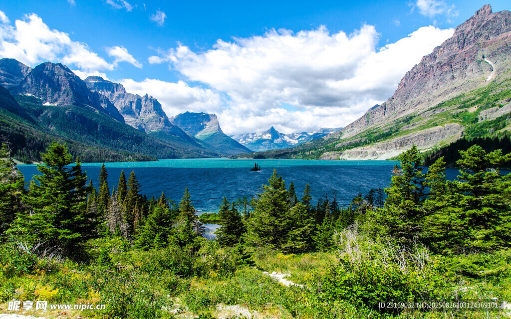 美丽高山湖泊自然风景