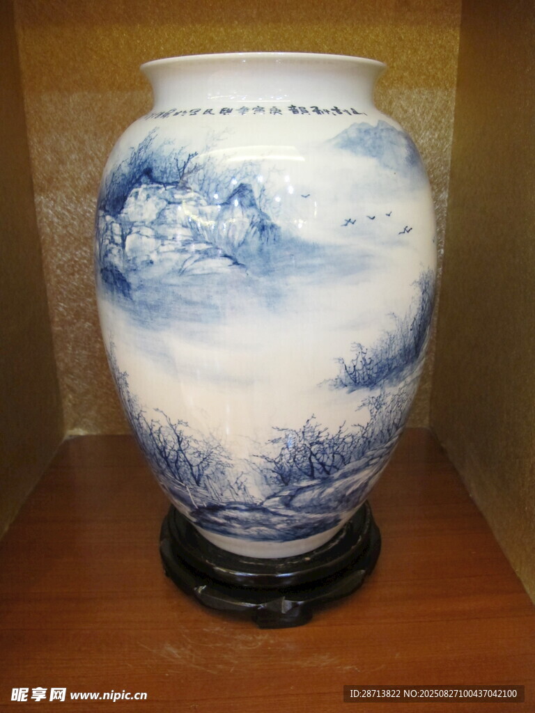 蓝白山水纹青花瓷花瓶