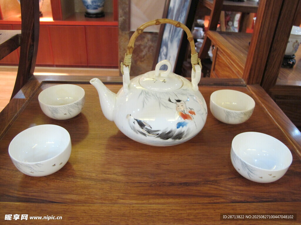 中式茶具套装摆放在木桌上