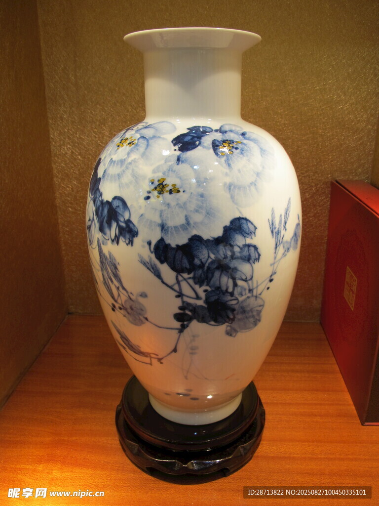 青花牡丹精美陶瓷花瓶