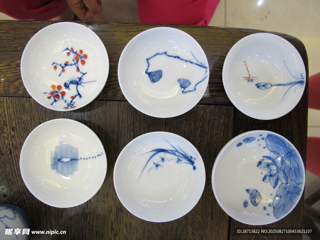 中式精美品茗杯展示