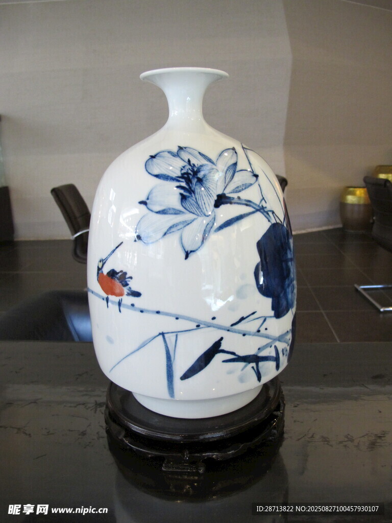 蓝白花鸟纹中式精美花瓶