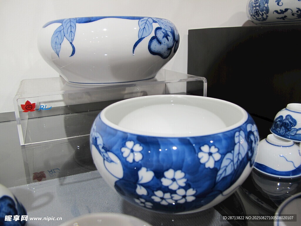 蓝白花卉纹陶瓷茶盂