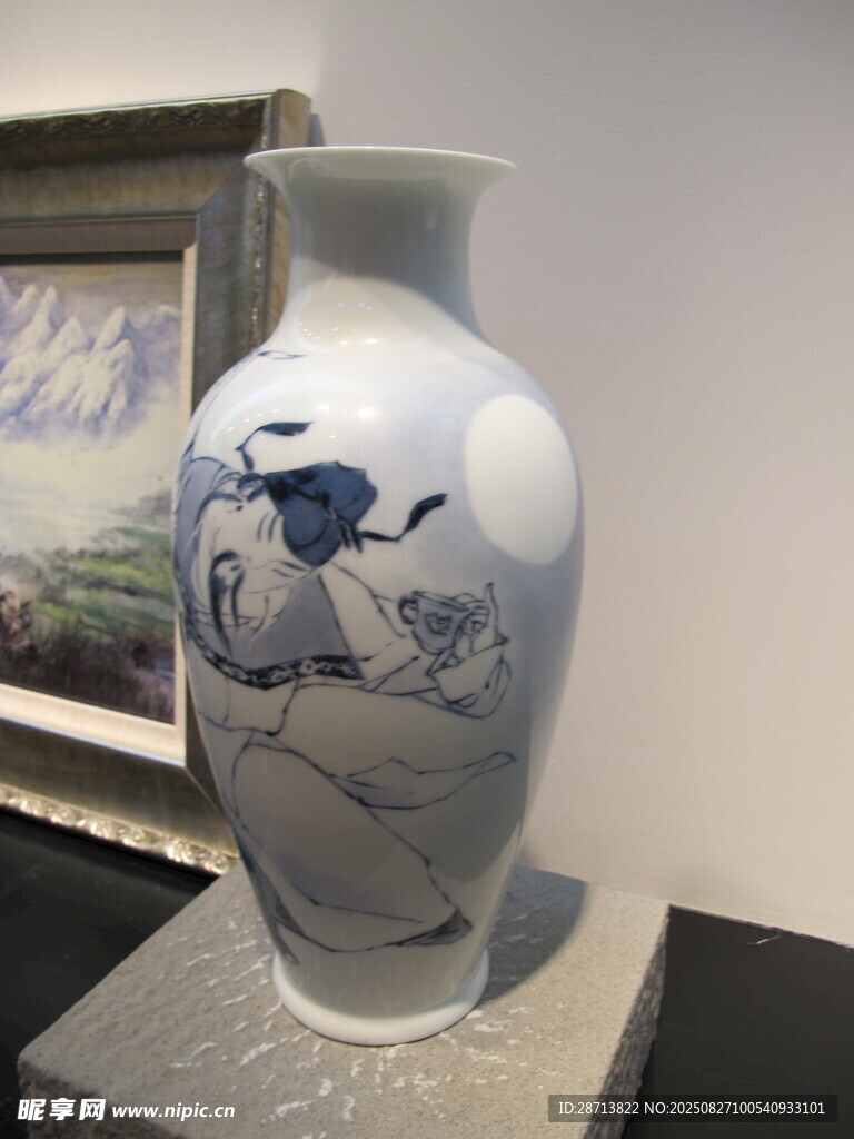 青花瓷瓶展示于展台上