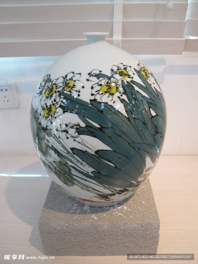 精美花卉图案陶瓷花瓶