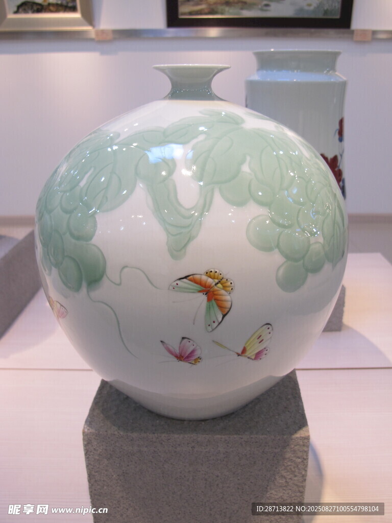 青花纹饰瓷瓶展示