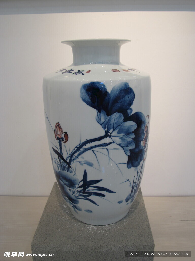 青花花卉纹瓷瓶