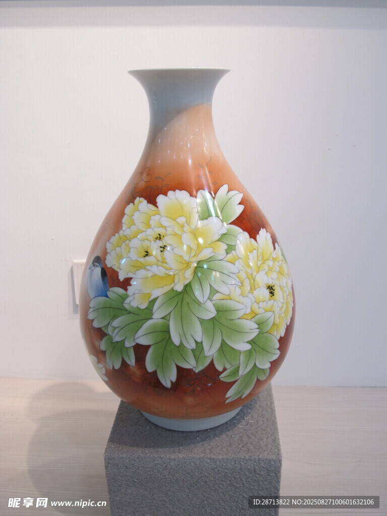 精美花卉装饰陶瓷花瓶