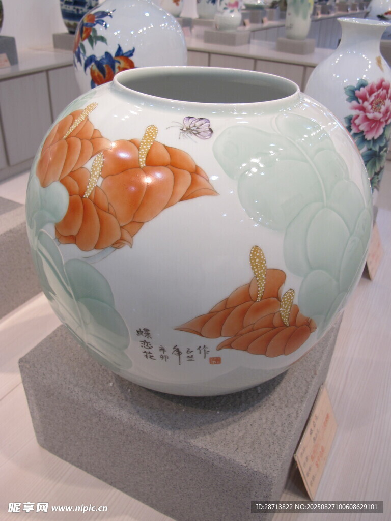 精美彩绘陶瓷花瓶展示