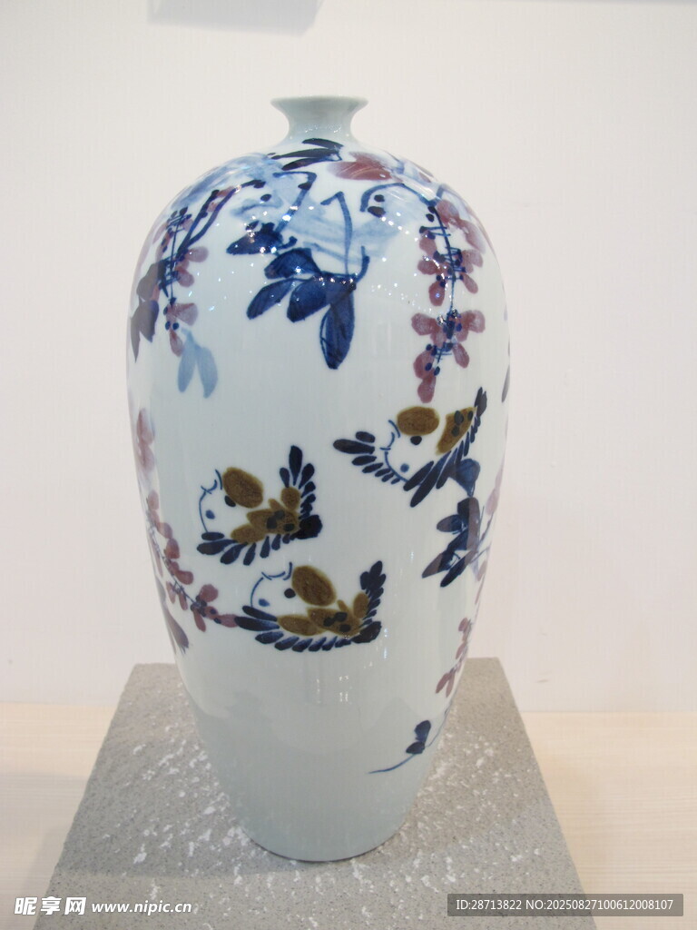 青花花鸟纹精美瓷瓶