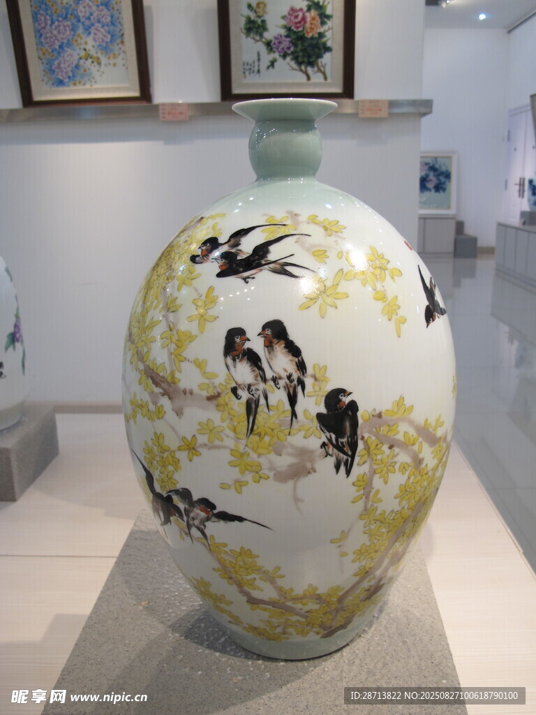 花鸟纹精美陶瓷花瓶