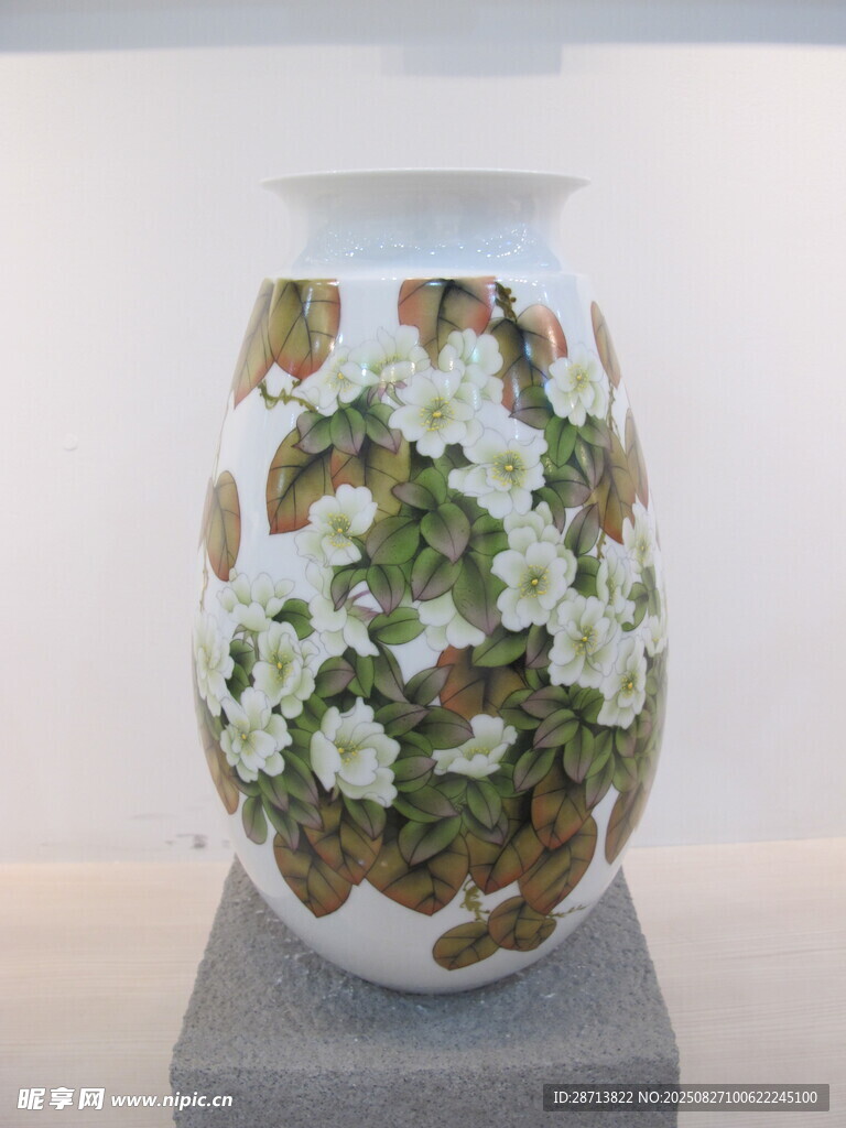 精美花卉图案陶瓷花瓶