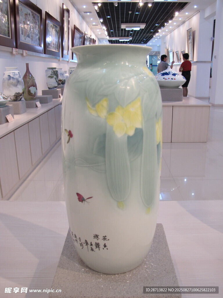 中式花鸟纹陶瓷花瓶