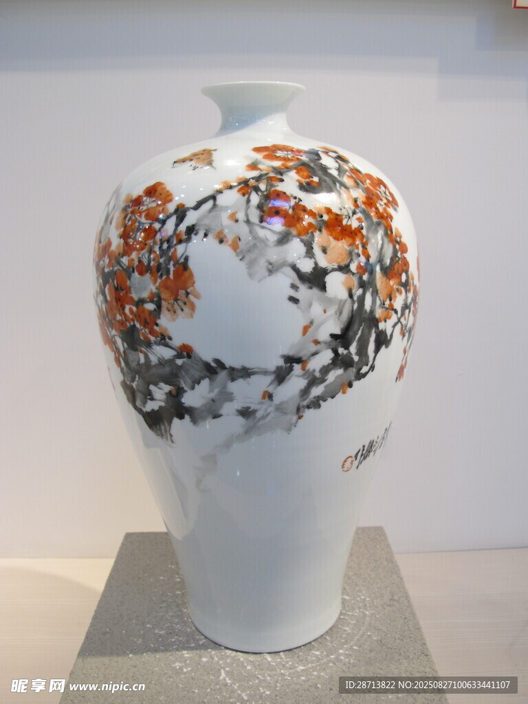 中式红梅白瓷花瓶