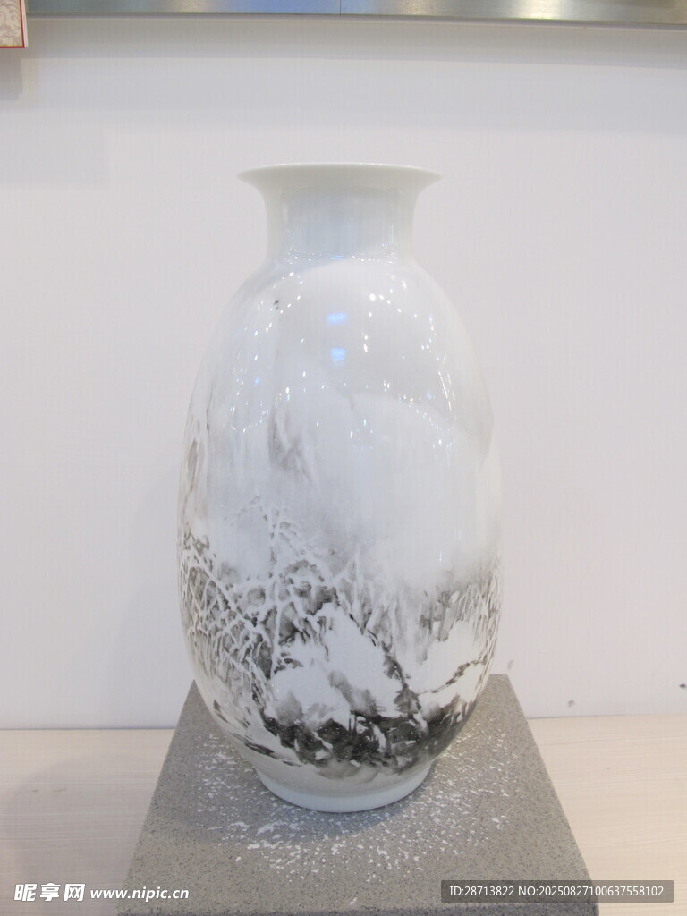 冬景山水纹陶瓷花瓶展示