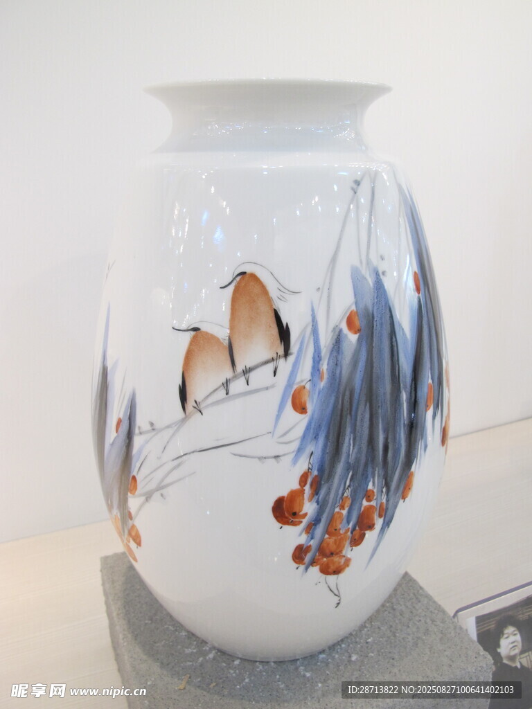 手绘花鸟纹白色陶瓷花瓶