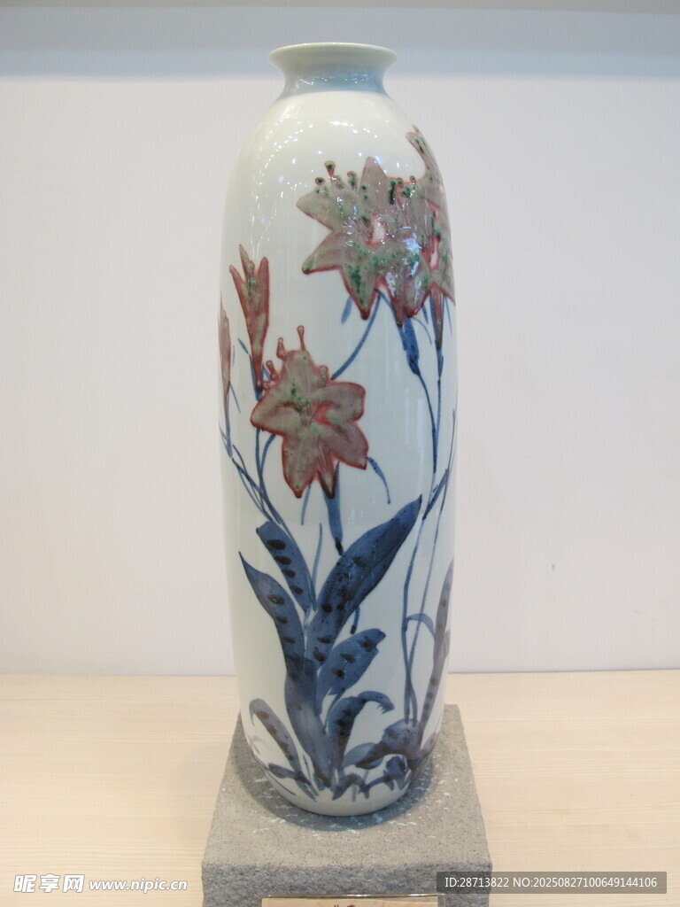 青花花卉纹瓷瓶