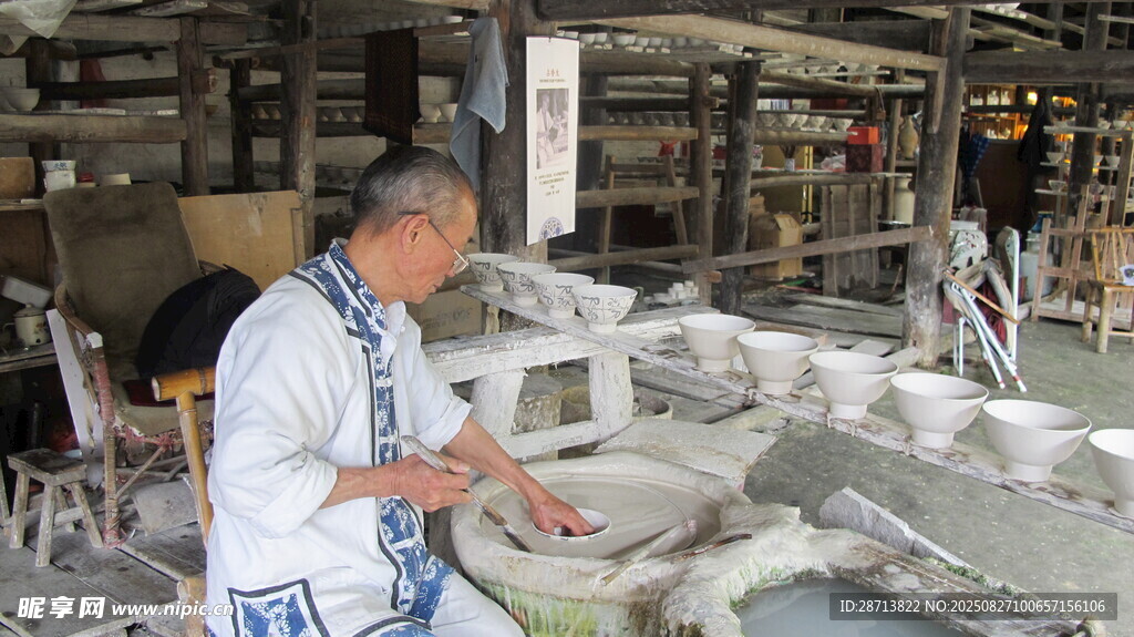 老匠人专注陶艺制作