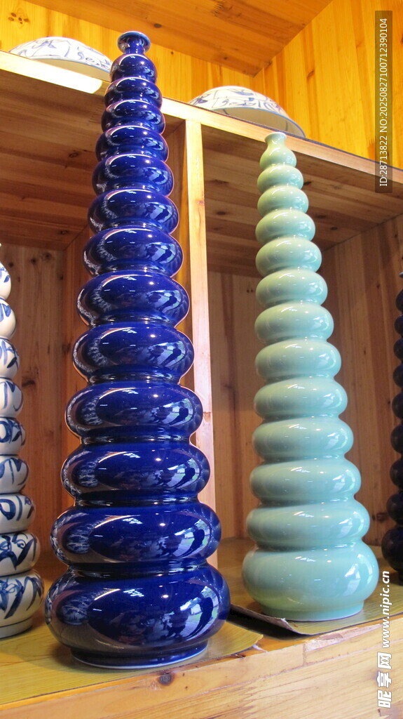 多彩陶瓷塔形摆件展示