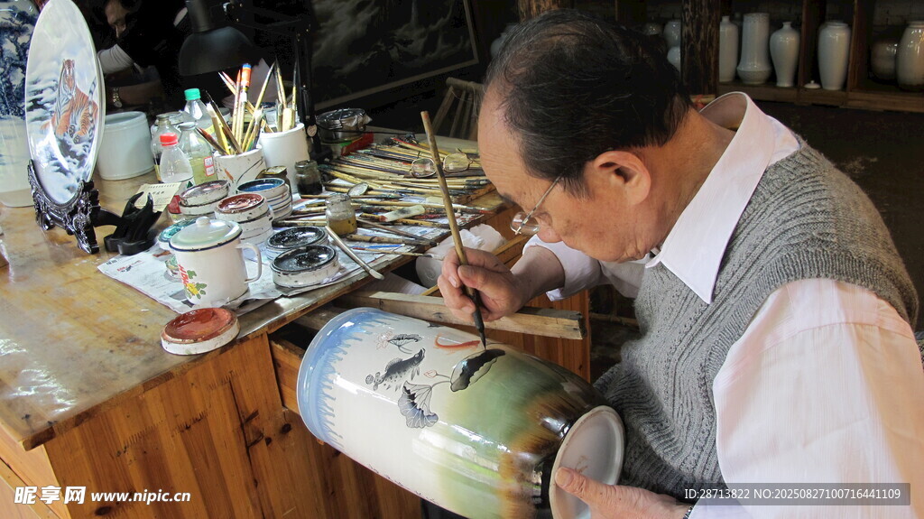 专注绘制瓷罐的老艺人