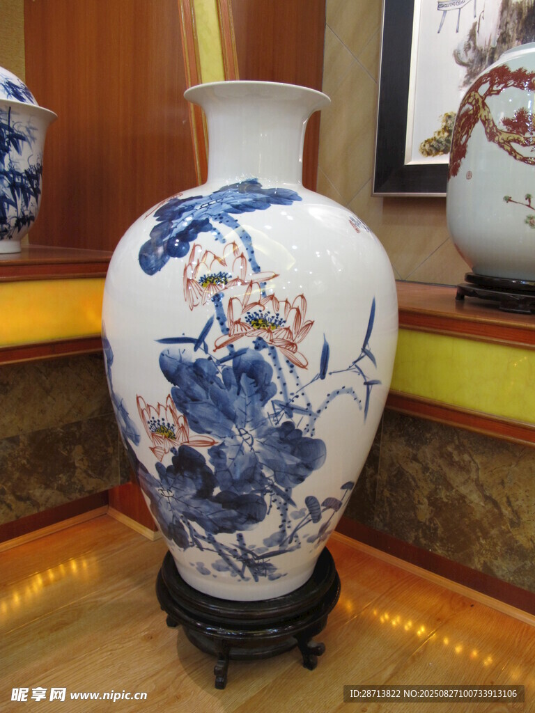 蓝白花卉纹精美青花瓷瓶