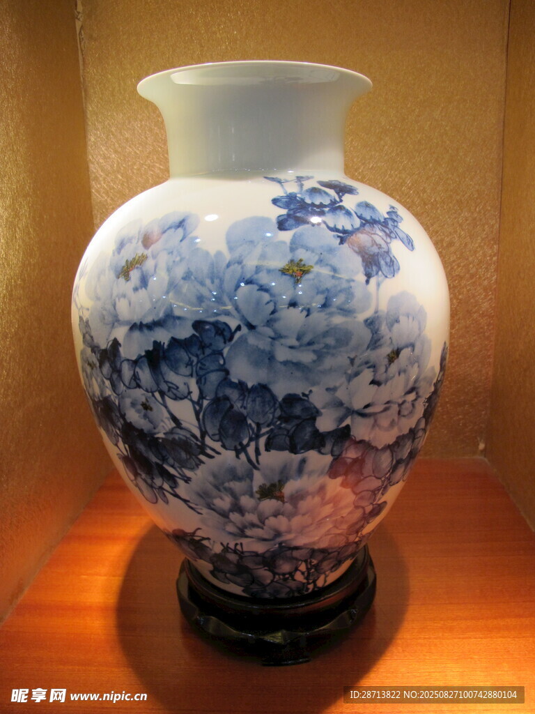 牡丹青花瓷瓶 古韵雅致之美