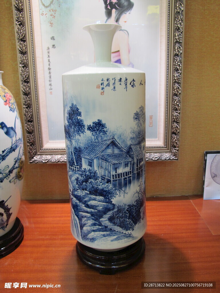 青花山水纹瓷瓶