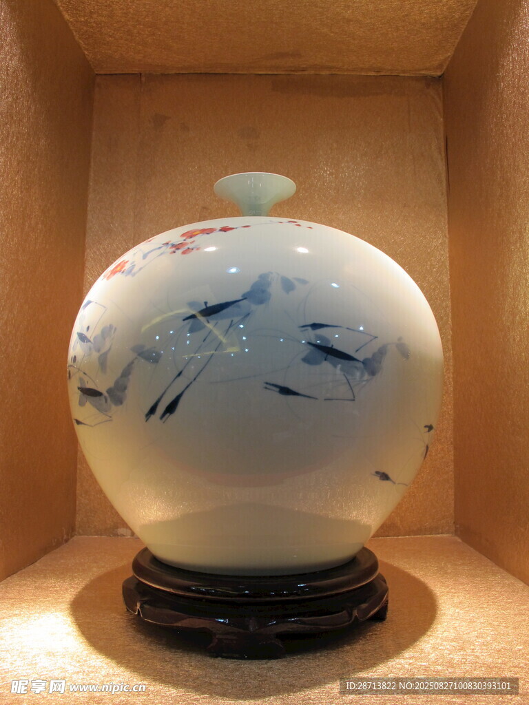 青花水墨虾纹瓷瓶