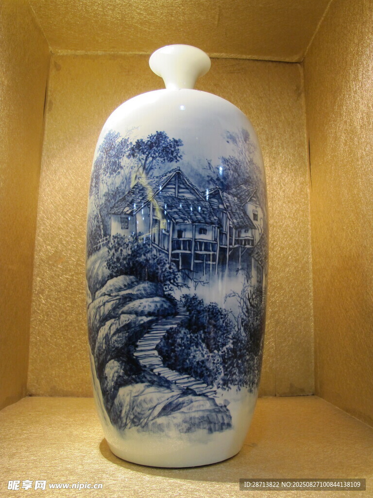 蓝白山水纹陶瓷花瓶